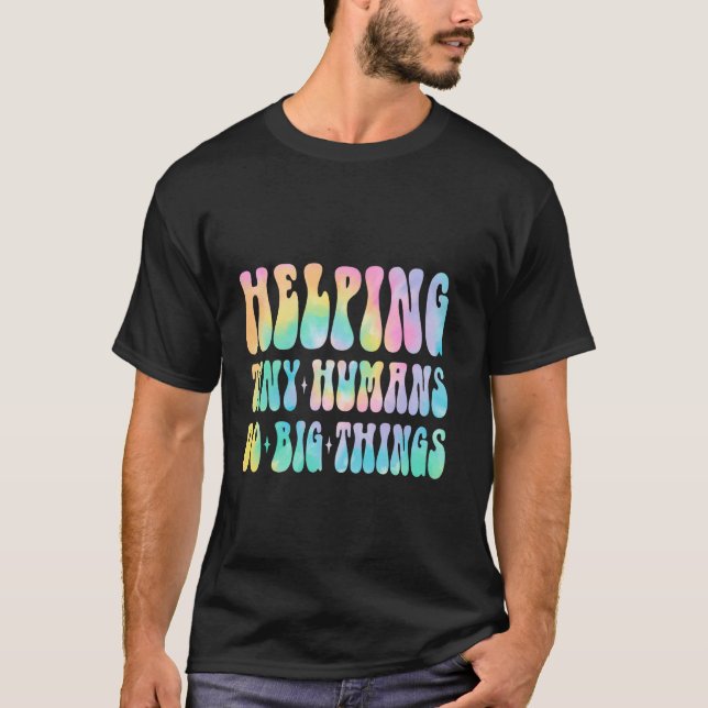 Hjälper Små Människor Göra Stora Saker Lärare T Shirt (Framsida)