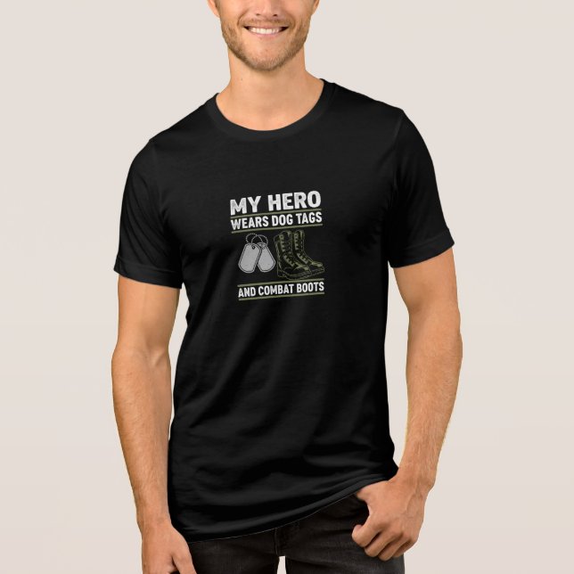 Hjälte Bär Hundmärket Combat Stövlar Tee (Framsida)