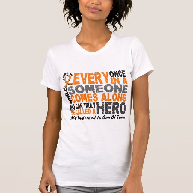 HJÄLTEN KOMMER T-tröja för den ALONG 1 Tee Shirt (Framsida)
