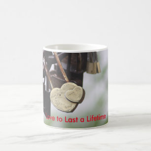 Hjärta låser kärlek att vara en livstid kaffemugg