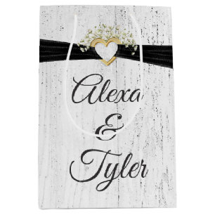 Hjärta med svart band på vitt trä