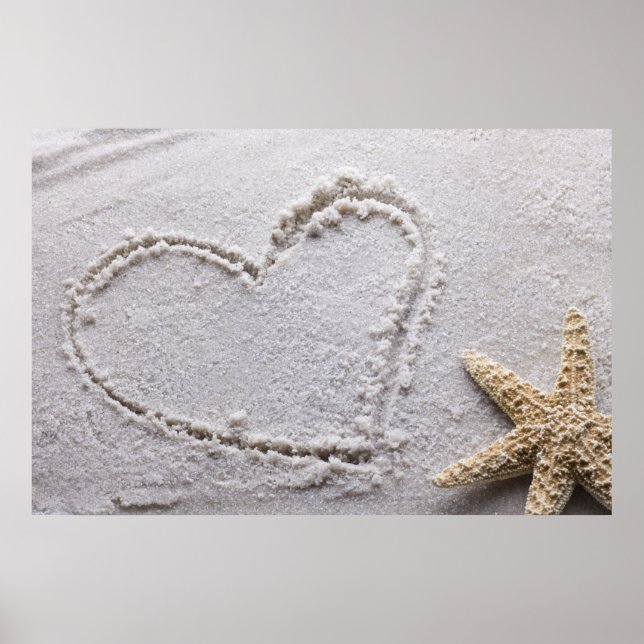 Hjärta som ritats i sand vid Beach w Starfish-mall Poster (Framsidan)