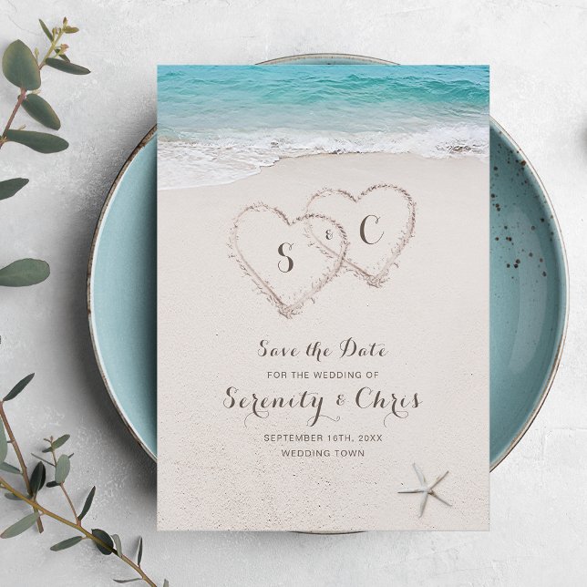 Hjärtan i sandstrand spara datum datumet (Hearts in the sand beach save the date)