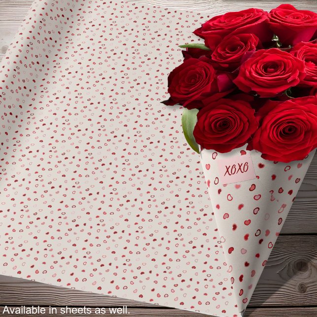Hjärtan - röda och rosa ombre på vitgrå cement presentpapper (Hearts - Red and Pink Ombre on Offwhite Cement Wrapping Paper - roses - by Leapfroglisics Shop)
