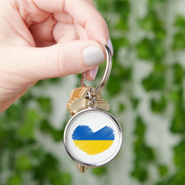 Hjärtat i flagga färg. Ukraina Rund Silverfärgad Nyckelring (Hand)