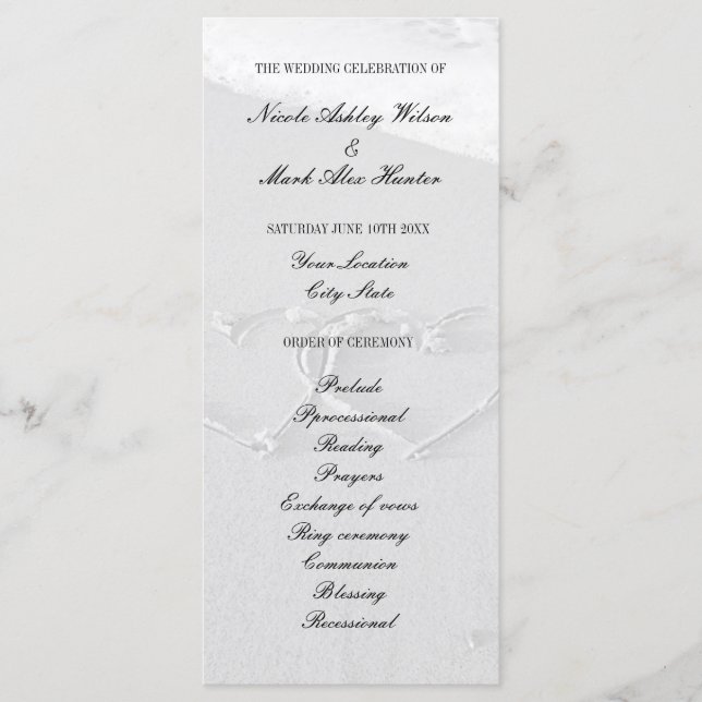 Hjärtat ritat på stranden och bröllop-ceremonin program (Framsida)