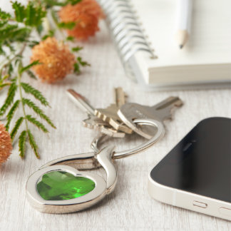 Hjärteformad smaragd twisted heart silverfärgad nyckelring