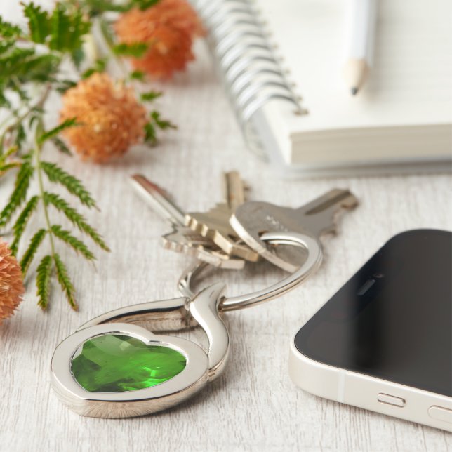 Hjärteformad smaragd twisted heart silverfärgad nyckelring (Sidan)