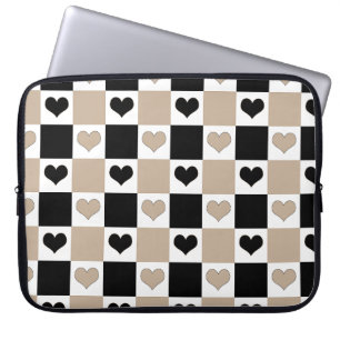 Hjärter i schackbrädet i Taupe, Black och White Laptop Fodral