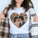 Hjärtformade Anpassningsbarnas fotoValentineser el T Shirt<br><div class="desc">Den här fantastiska skjortan av anpassningsbar innehåller personligens foto i form av ett hjärta. Hjärtat har rosa och grått gräns. Det är perfekt för Alla hjärtans dag eller som bröllop eller årsjubileum. Om du vill lägga till bild ska du bara använda den enkla mallen. Den spelar ingen roll fotoform du...</div>