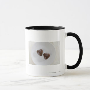 Hjärtformade chokladgodisar på en plätera mugg