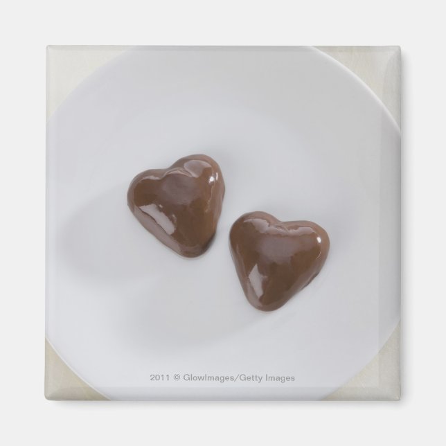 Hjärtformade chokladkanaler på en platta magnet (Framsidan)