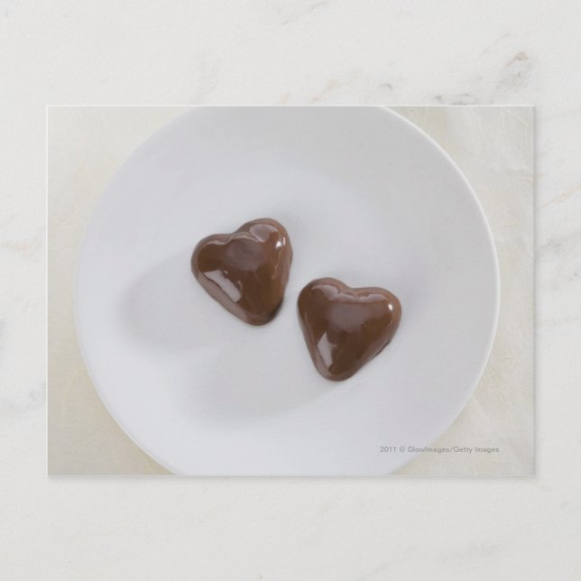Hjärtformade chokladkanaler på en platta vykort (Framsida)