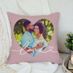 Hjärtformade foto för kärlek i Ro Rosa Anpassnings Kudde<br><div class="desc">Modern och snyggt anpassningsbar dekorativ kudde-design har ett favoritfoto i en stor hjärtform med ett minimalt, vitt övertäckningsmönster av typen "Kärlek" som innehåller blommande detaljer och hjärtedetaljer. Den dammiga bakgrunden till rosan i ro kan ändras. En unik presentidé för ett nylott par eller för din älskade på Alla hjärtans dag!...</div>