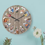 Hjärtformade foton Rustic Brown Wood Large Clock Stor Klocka<br><div class="desc">Skapa din egen multifotomilagning. Fotomallen har konfigurerats så att du kan lägga till 12 foton som visas i ett hjärtformade ram. Utformningen av porträtt-lodrät-foton för alla nummer utom 3 och 9 som är i liggande vågrät-format. Klockan ansikte har enkla nummer med en strålande medelbrun träeffekt som bakgrund.</div>