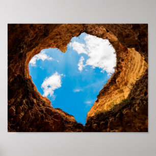Hjärtformade grotta som öppnar till himmel poster