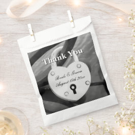 Hjärtformade kärlek-lås med nyckelhål bröllop