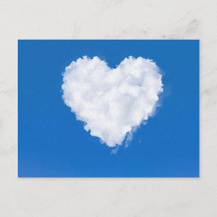 Hjärtformade moln i blå himmel vykort