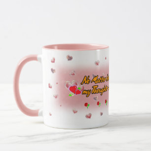 Hjärtformade tvålbubblor på en vit Rosa keramik Mugg