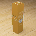 Hjärtfoto för vin på bröllop vinlåda<br><div class="desc">Vin eller spritbox. Fina flytande guld-hjärteffekter på guld färg med fotomall Golden Bröllop-årsjubileum med vin-lådförpackningar. Anpassa med dina egna mottagare, information om namn eller släktingar och foto. Femtioårsdagen är traditionellt knuten till guld. För närvarande läser man Grattisar Melanie & Richard på årsdagen av Golden Bröllop plus årsdagen och data. Designad...</div>