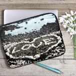 Hjärtfoto från Hawaii, svart sandstrand och korall Laptop Fodral<br><div class="desc">Slappna av och njut av skönheten hos den här pristine Big Island svarta sandstranden varje gång du användor den här neoprene laptop sleeve som föreställer ett "kärlek" hjärta som upptäcks på Hawaiianska kusten. Jag har tur som har sett hjärtat av korall sten när jag gick på stranden sent på eftermiddagen....</div>