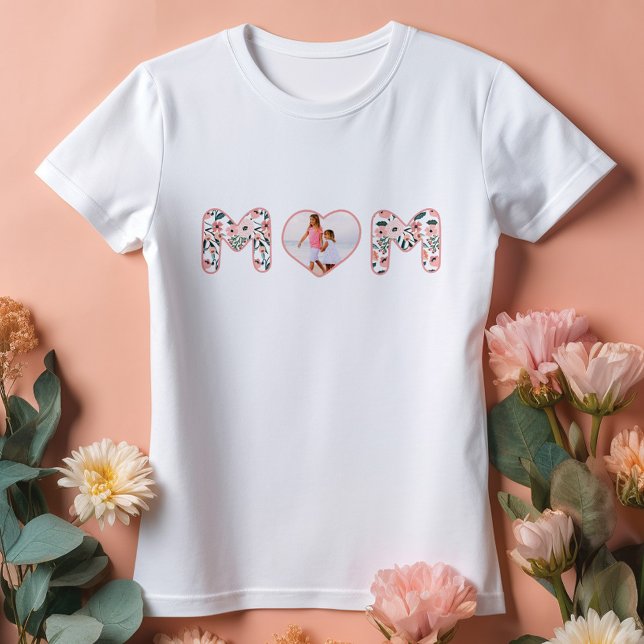 Hjärtfoto i mamma Kärlek Rosa & Blommönster Anpass T Shirt (Mom Love Pink & Floral Pattern Custom Heart Photo T-Shirt)