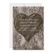 Hjärtgravad trädstam Rustika bröllopsinbjudningar