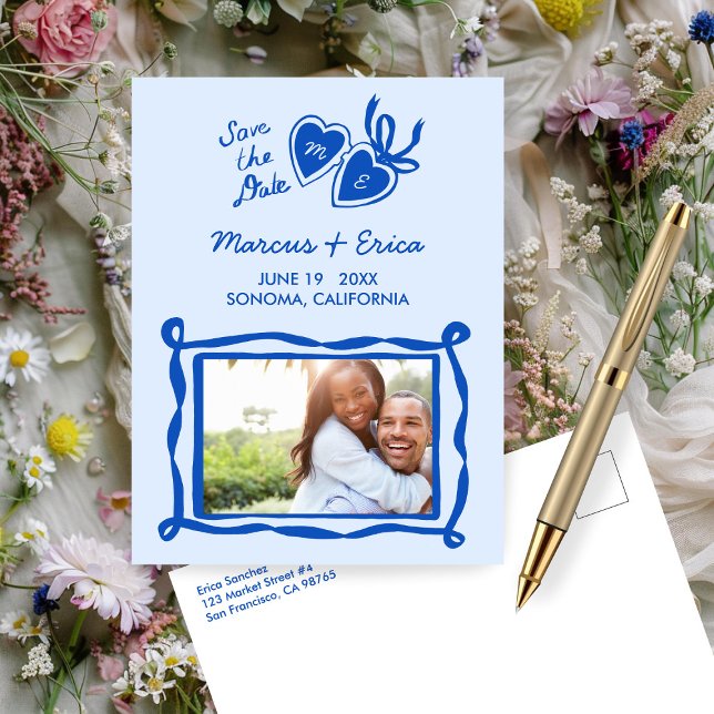 Hjärtlås Anpassningsbar Foto Initialer Spara datum Vykort (Heart Locket Custom Photo Your Initials Save the Date Cute Charming Blue Postcard Wedding 
)