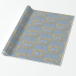 Hjärtmonogram guld på dammblått bröllop presentpapper<br><div class="desc">Golden påverkar hjärtmonogramkonst på dammig blå grått- gåva papper. Hjärtandedesign som innesluter ditt eget par monogram initialer i guld och vitt på ett dammigt blått grått eller förändring till ditt eget färg val. Andra färg och matchande artiklar är tillgängliga. © Original löv teckning och utformat av Sarah Trett för www.mylittleeden.com...</div>
