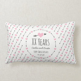 Hjärtor och pilpersonligbröllopsdag lumbarkudde