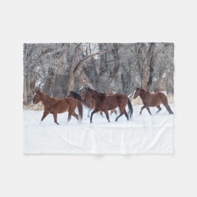 Hjord hästar som springer i vinter snö fleecefilt (Framsidan (Horisontell))