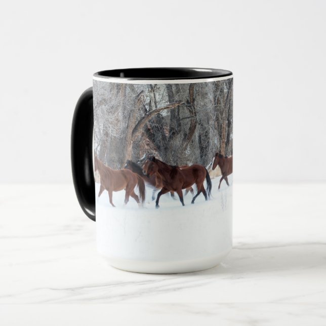 Hjord hästar springer i vinter snö mugg (Framsida vänster)