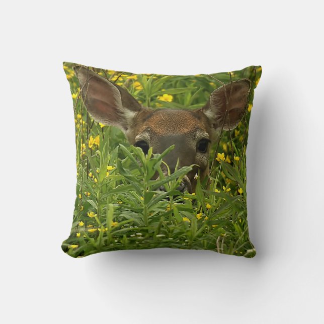 Hjort Bland Wildblommor Dekorativ kudde (Framsida)