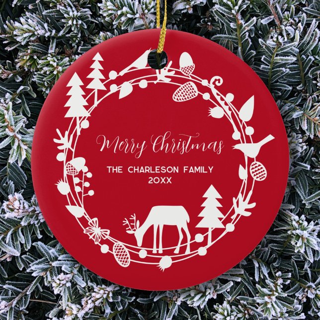 Hjort Forest Wandeans Personlig Julgransprydnad Keramik (Personalized Christmas ornament with forest wreath border in red and white)