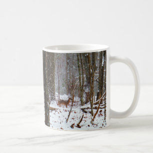 Hjort i fallet snö kaffemugg