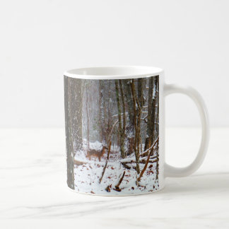 Hjort i fallet snö kaffemugg