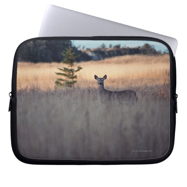 Hjort i fält laptop sleeve (Framsidan)