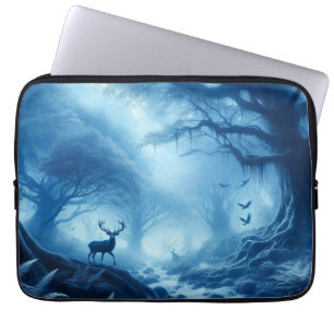 Hjort i mörk skog med blå dis laptop fodral
