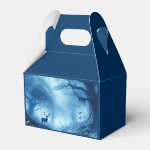 Hjort i mörk skog med blå dis presentaskar