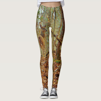 Hjort i skogen. Camo Camouflage sträckte byxor. Leggings