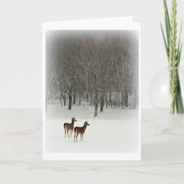 Hjort i skogen i snöhälsningkort kort (Framsida)