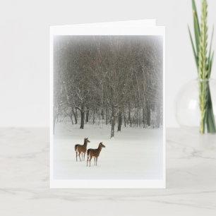 Hjort i skogen i snöhälsningkort kort