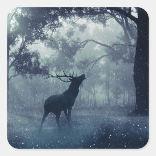 Hjort med Antlers i en Shadowy Forest Fyrkantigt Klistermärke