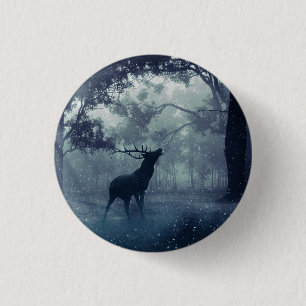 Hjort med Antlers i en Shadowy Forest Knapp
