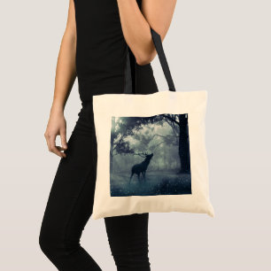 Hjort med Antlers i en Shadowy Forest Tygkasse