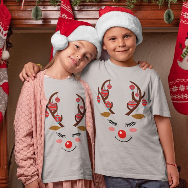 Hjort med prydnadsföremål på Antlers Kids T Shirt (Adorable Deer Face with Ornaments on Antlers Kids T-Shirt)