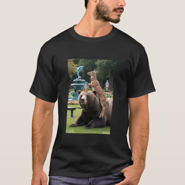 "Hjort på björnhuvud - lekfull natur Tee" T Shirt (Framsida)