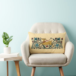 Hjort som går genom Blommigt Foliage Lumbarkudde