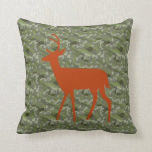 Hjort som korsar Silhouette på Camo Kudde
