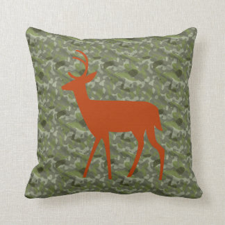 Hjort som korsar Silhouette på Camo Kudde